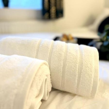 Modern 2 Bed Close To Mall With Parking & Garden 런던 외부 사진