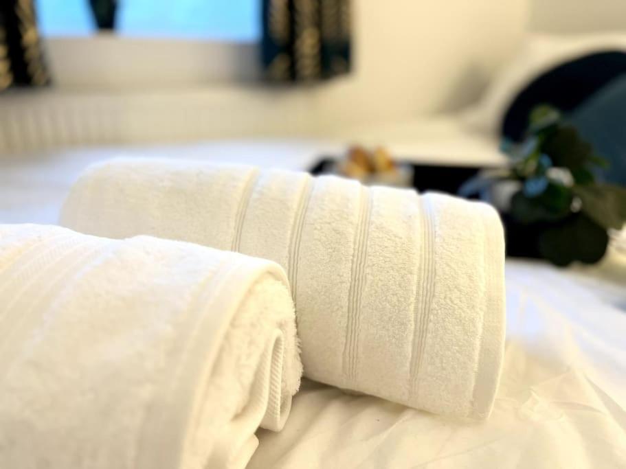 Modern 2 Bed Close To Mall With Parking & Garden 런던 외부 사진